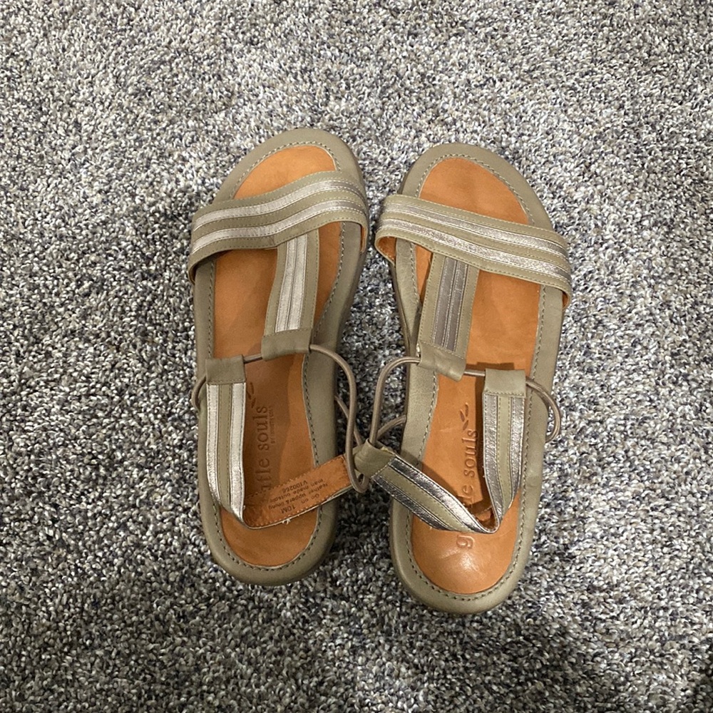 Gentle Souls Gladiator Sandal T Strap Cushioned  Olive Green Silver 10 EUC